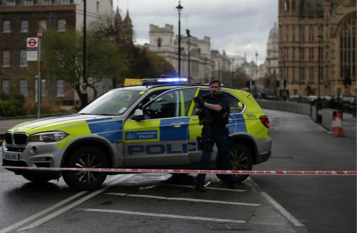 英国议会大厦附近发生枪击，持刀男子袭警被击毙