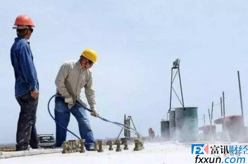 工地上工人正在作业。资料图
